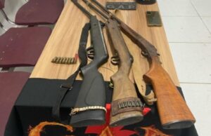 17:28 –
Homem de 29 anos é preso após ameaçar a esposa de morte; espingarda foi apreendida com outras armas