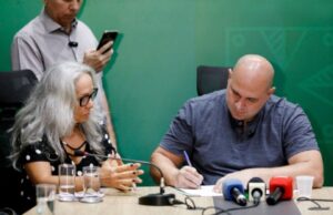 11:36 –
Abilio Brunini pede apoio da população contra dengue e anuncia uso de fumacê para combater mosquito