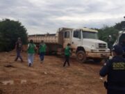 17:53 –
Motorista de caminhão é flagrado descartando entulhos em área de preservação de Várzea Grande; veja vídeo