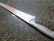 08:10 –
Homem fica em estado grave após ser esfaqueado três vezes por desafeto; suspeito foge de moto