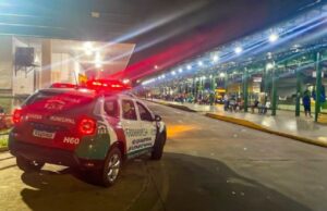 10:56 –
'Peladão' é preso ao tentar agredir agentes da Guarda Municipal e intimar pessoas no Terminal André Maggi