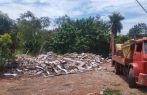 15:05 –
Motorista é flagrado pela Guarda Municipal descartando entulho com caminhão em terreno baldio; veja vídeo