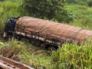 17:54 –
Caminhão tomba às margens da BR-163 após motorista de 70 anos perder controle