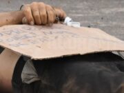 15:25 –
Homem encontrado morto com placa 'morri porque roubei' acumulava extensa ficha criminal; veja