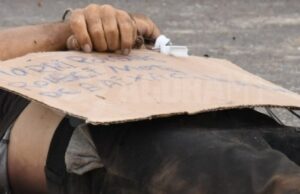 15:25 –
Homem encontrado morto com placa 'morri porque roubei' acumulava extensa ficha criminal; veja