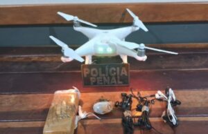 16:53 –
Policiais penais apreendem drone com materiais ilícitos que sobrevoava presídio