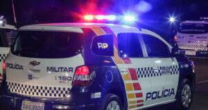 Homem espanca e ameaça deixar mulher careca por ciúmes