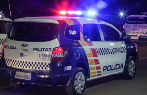 Homem espanca e ameaça deixar mulher careca por ciúmes