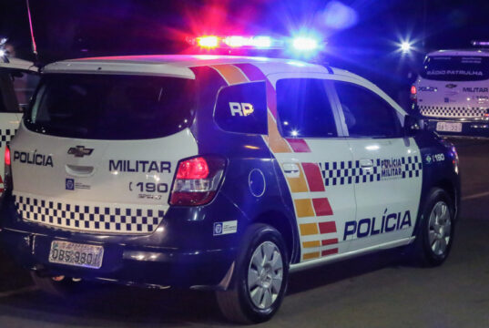 Homem espanca e ameaça deixar mulher careca por ciúmes