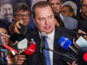 Max teme que rescisão leve a batalha judicial e prega cautela