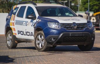 Indígena persegue e tenta esfaquear a esposa com o filho no colo