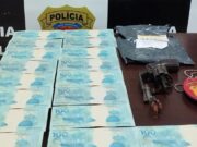 Polícia prende homem com dezenas de notas de R$ 100 falsas