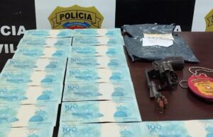 Polícia prende homem com dezenas de notas de R$ 100 falsas
