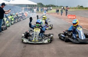 Governador e pilotos fazem pré-teste da pista de kart em Parque
