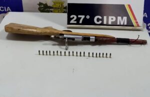 Homem é preso após espancar a filha por iogurte no tapete