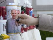 Fiéis rezam pela saúde do Papa na Itália e na América Latina