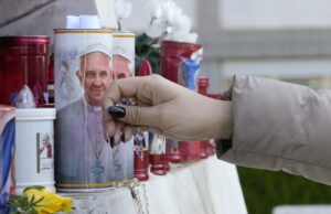 Fiéis rezam pela saúde do Papa na Itália e na América Latina