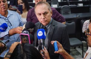 Relator quer acareação entre Emanuel, ex-procurador e servidor