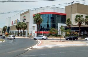 Jovem é flagrado furtando anel de joalheria de shopping em VG