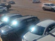 Câmera flagra ladrão furtando mochila dentro de carro; veja