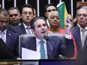 Hugo Motta assume a Câmara, defende emendas e cita Ulysses ao pregar respeito à democracia