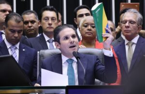 Hugo Motta assume a Câmara, defende emendas e cita Ulysses ao pregar respeito à democracia