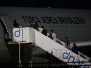 Brasileiros deportados dos EUA chegaram a passar 12 horas sem comer, diz secretأ،ria | Cearأ،