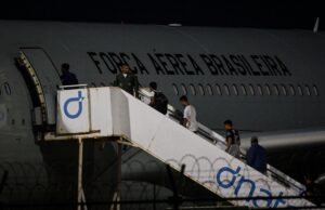 Brasileiros deportados dos EUA chegaram a passar 12 horas sem comer, diz secretأ،ria | Cearأ،