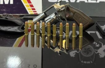 Cavalaria da PM prende cinco e apreende revólver e munições