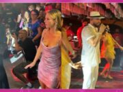 Diogo Nogueira canta hits do samba em megabloco em Copacabana