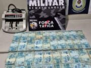 10:18 –
Força Tática apreende R$ 40 mil em espécie, máquina de contar dinheiro e porções de drogas