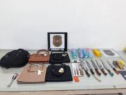 15:54 –
Policiais se passam por clientes e prendem mulher que vendia facas furtadas na internet