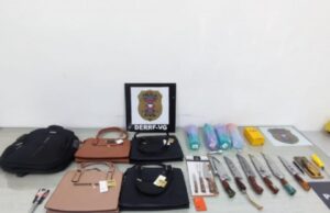 15:54 –
Policiais se passam por clientes e prendem mulher que vendia facas furtadas na internet