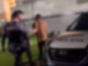 17:50 –
Homem de 38 anos é flagrado andando pelado em avenida e vai preso; veja vídeo