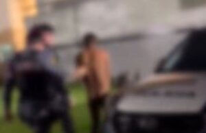 17:50 –
Homem de 38 anos é flagrado andando pelado em avenida e vai preso; veja vídeo