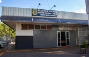 11:50 –
Delegado é conduzido pela Polícia Civil após ser acusado de agressão à esposa em Cuiabá