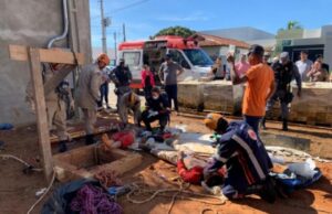 15:16 –
Bombeiros resgatam homens intoxicados por gases em obra de cisterna