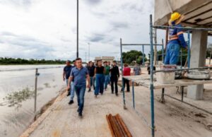 13:57 –
Mauro Mendes vistoria obras da Orla de Santo Antônio de Leverger; 80% concluída