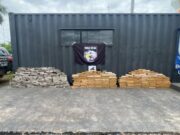 14:13 –
Traficante é preso com 303 tabletes de maconha e arma de fogo em Cuiabá