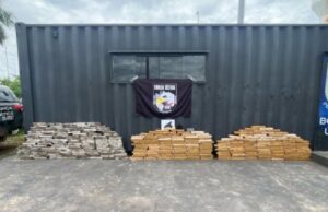 14:13 –
Traficante é preso com 303 tabletes de maconha e arma de fogo em Cuiabá