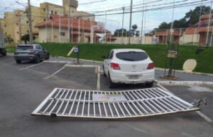 17:46 –
Caminhão-baú invade condomínio e derruba portão; veja vídeo