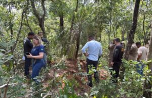 17:08 –
PJC identifica marcações de 'x' em árvores próximas às covas encontradas em VG