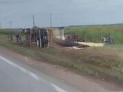 16:31 –
Colisão entre veículos deixa caminhão tombado na BR-163 e carga de soja espalhada na pista; veja vídeo