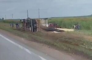 16:31 –
Colisão entre veículos deixa caminhão tombado na BR-163 e carga de soja espalhada na pista; veja vídeo