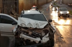 07:53 –
Mulher fica ferida após carro aquaplanar em túnel de avenida e bater na parede; veja vídeo