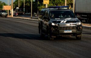 14:26 –
Jovem pula de carro em movimento para fugir de suposto sequestro em bairro de Cuiabá