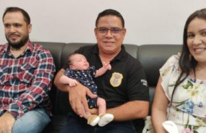 17:54 –
Policial civil salva recém-nascido que engasgou durante amamentação