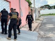 07:29 –
Pastor de igreja liderava facção que extorquia comerciantes e cobrava taxa de R$ 1 por galão vendido