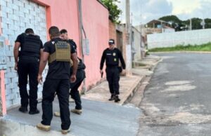 07:29 –
Pastor de igreja liderava facção que extorquia comerciantes e cobrava taxa de R$ 1 por galão vendido