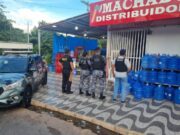 08:25 –
Dois suspeitos morrem em confronto com a polícia em operação contra extorsão a comerciantes